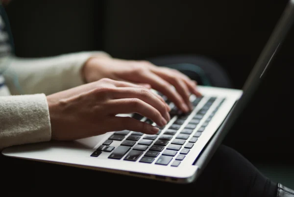 Personne travaillant sur un ordinateur portable, migration vers Microsoft 365