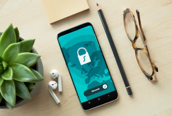 Smartphone affichant un cadenas, double authentification Microsoft 365