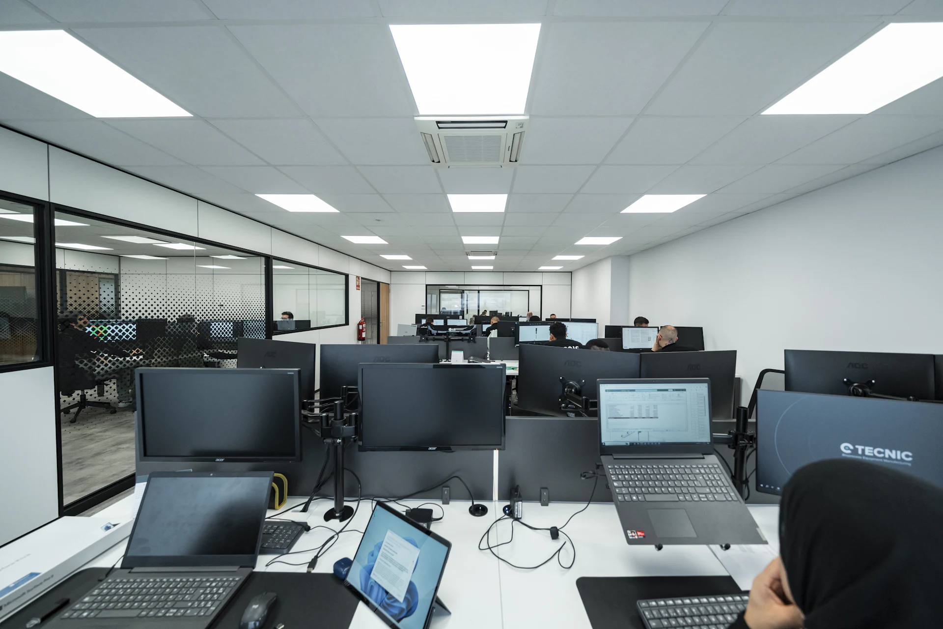Bureaux équipés de nombreux postes de travail, illustration de la fin de support de Windows 10
